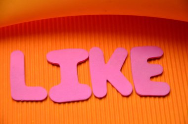 Kelime yazmak gibi. İşletme konsepti, beğenilerin beğenilmesi ya da sosyal medyanın yapış yapış notlara yazılmasını sağlar.