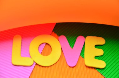 Renkli bir arka planda kelime aşkı