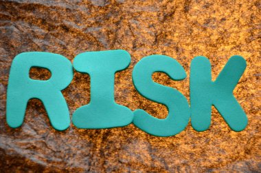 bir arka plan üzerinde kelime risk