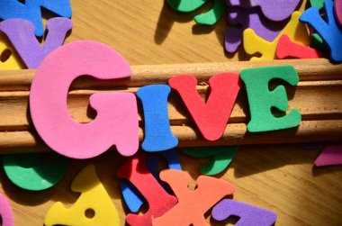 Tahta arka planda hayırseverlik var.