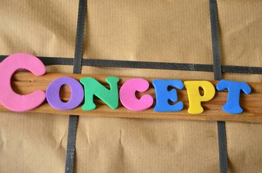 Tahta harflerden yapılmış bir kelime.