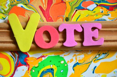 Sarı arkaplanda renkli harflerden oluşan oy sözcüğü