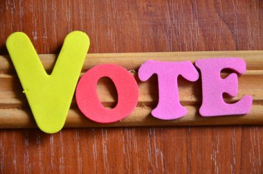 renkli bir arka plan üzerinde kelime oy