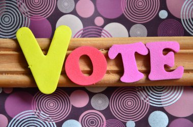 soyut bir arkaplanda metin oylaması