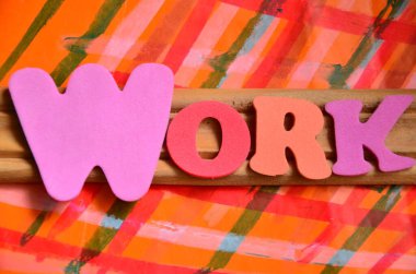 El yazısı işi. konsept iş yeri ve iş yeri anlamına gelir. Yapışkan not kağıdına yazılmış işi yapmak için. tahta arkaplan.