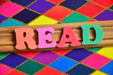 renkli arka plan üzerinde kelime okumak