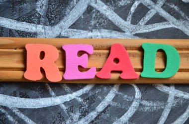 Soyut bir arkaplanda renkli harf bloğunda metin okuma.