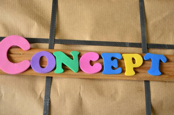 Tahta harflerden yapılmış bir kelime.