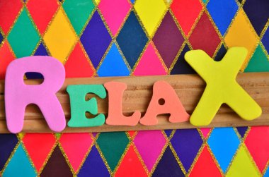 Soyut renkli arkaplanda rahatla