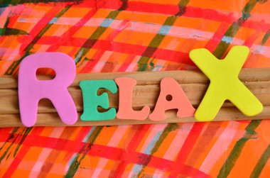 Kelimeyi soyut renkli arkaplanda gevşet