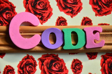 Renkli ahşap bir arkaplanda kelime kodu yazıldı