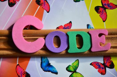 Renkli harflerden oluşan kelime kodu