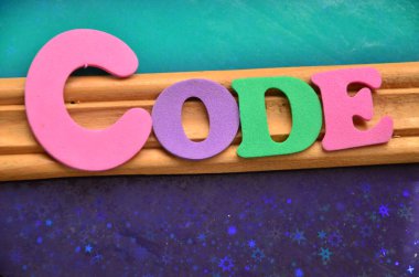 Kelime yazma kodu. Özel bir kod programı olan yazılım programı için iş konsepti.