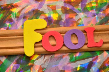 Soyut renkli arkaplanda sahte sözcük