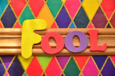 Ahşap bir arka planda aptal kelimesi