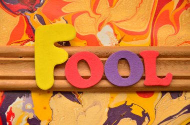 Soyut renkli arkaplana yazılmış kelime aptalları, düz yatıyordu.