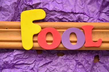 Soyut renkli bir arkaplanda aptal kelimesi