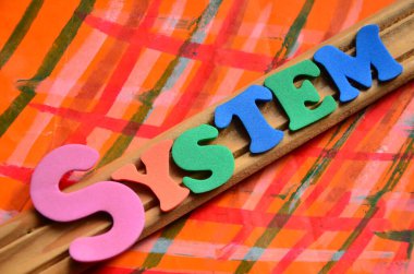 soyut renkli arkaplan üzerindeki sistem metni