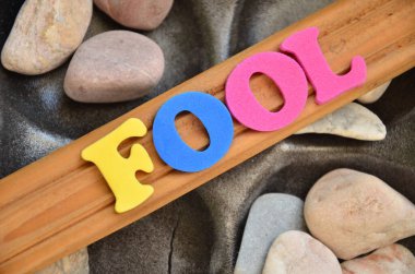 Ahşap arka plandaki kelimenin renkli harfleri.