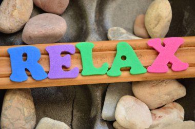 Kelime rahatlamak - güzel, taş ve çakıl taşlı ahşap harfler