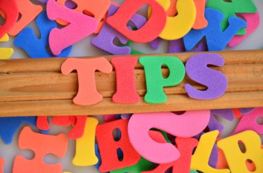 Renkli arkaplanı olan bir masadaki ipuçları