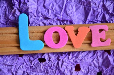 renkli bir arka plan üzerinde kelime aşk