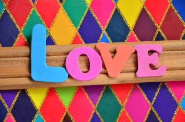 renkli bir arka plan üzerinde kelime aşk