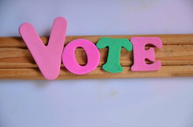 renkli bir arka plan üzerinde kelime oy