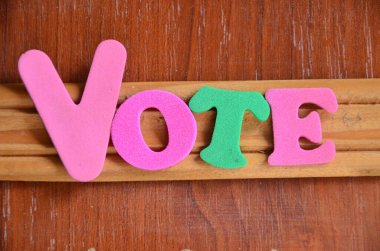 Ahşap arka planda oylama kelimesi