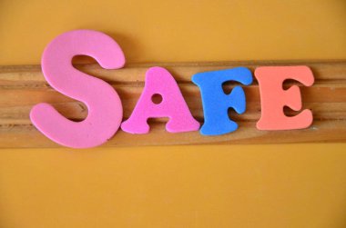 Soyut renkli arkaplanda güvenli sözcük