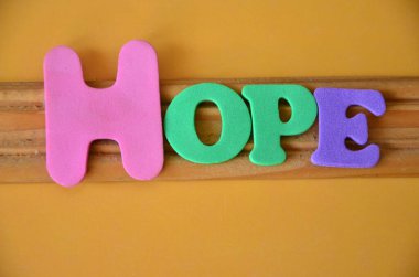 Renkli bir arkaplanda kelime umudu