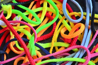 Markette satılık renkli lastikler.
