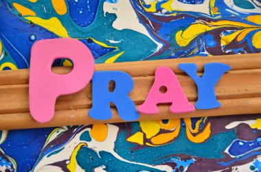 Tahta arkaplanda renkli harflerle dua et