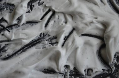 Beyaz bir arka planda beyaz krema