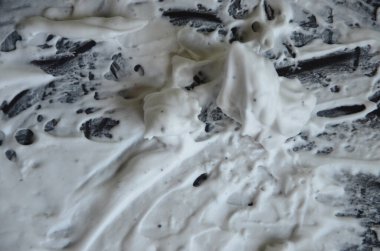 Siyah zemin üzerinde beyaz dondurma, üst görünüm