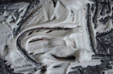 Beyaz arkaplanda siyah kil maskesi