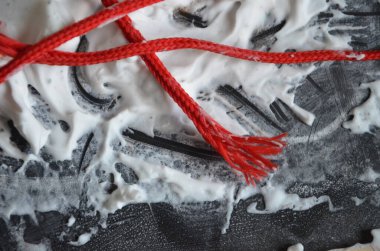 Kremalı ve çikolatalı kek.