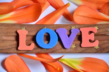 Kelime aşk çiçekli