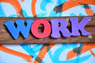 Kelime yazma işi. Şirketin iş yerindeki işini gösteren ya da çalışma saatlerini gösteren iş fotoğrafı.