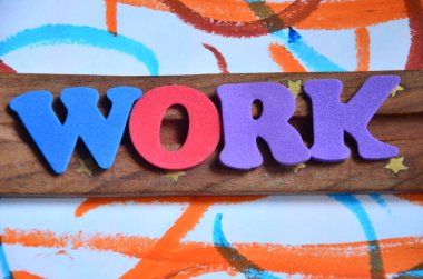 İlham verici çalışmaları, kavramsal fotoğrafları gösteren metin. İş saatinde çalışacak ya da çalışacak yeri olan bir kişi.