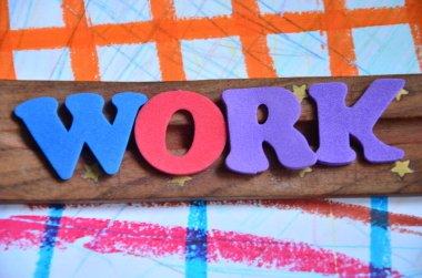 Ofiste mesaj yazma işi. İş fotoğrafçılığı işi ve iş hayatı çalışanları işi.