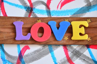 Tahta bir arka planda aşk kelimesi