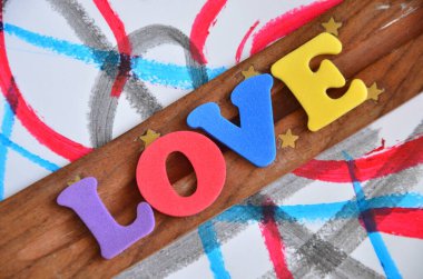 soyut ahşap arka planda aşk kelimesi