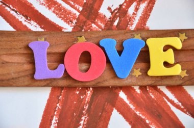 Renkli soyut kelimelerle aşk