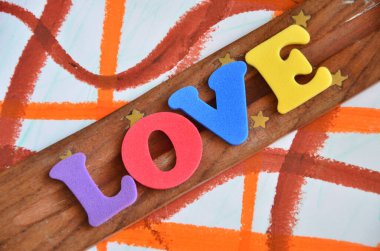 Ahşap bir arka planda renkli bir kelime