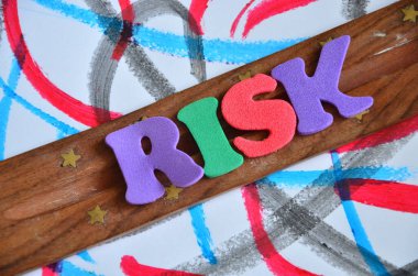 Renkli arka plan üzerinde kelime Risk