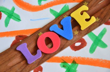 Ahşap masada renkli harfler