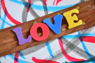 Renkli ahşap bir arka planda aşk kelimesi