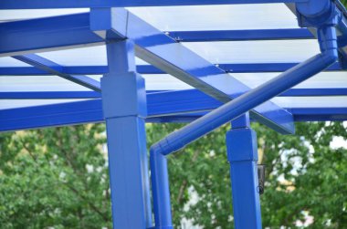 Mavi metal yapının arka planında mavi metal çubuk