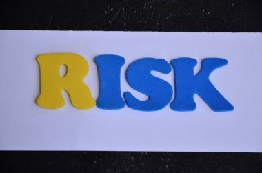 bir arka plan üzerinde kelime risk